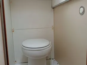 Cozy Stationary Boat for 5 Guests - Image 3