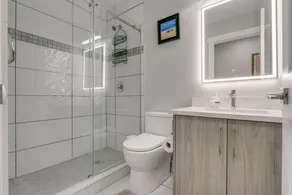Rare find 6 bedroom  3 full bath newly renovated and new furniture and beds - Image 3