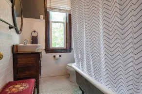 Spacious & Centrally Located Apt (Sleeps 8) - Image 2