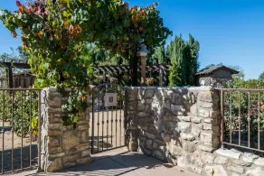 Suite Rose Garden privée à côté du vignoble et de la piscine - Entrée privée - Image 2