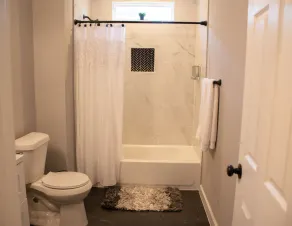 Attractive 2 Bedroom Cottage Centrally Located with Fire Pit - Image 5