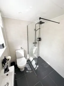 Seaside Cabin Retreat in Hayling Island - Image 2