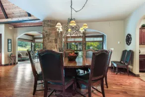 Private Hot Tub, Luxurious & Large with 3 Living Rooms, Convenient to Free Bus - Image 4