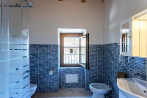 Holiday home with balcony and garden - Image 4