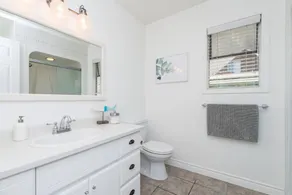 Cultus Lake Cottage- 5 bedroom 3 bathroom- Walking distance to beach - Image 5