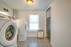 2UNITModernFarmhouse - Image 3