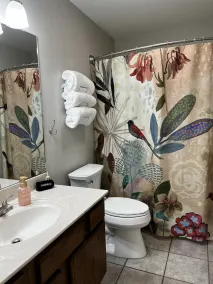 Charming condo with beautiful lake views - Image 2