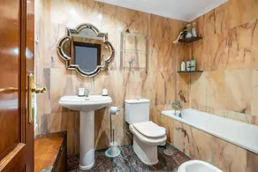 Stylish 2-bedroom apartment with private patio and WiFi in enjoyable Málaga - Image 2
