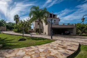 Luxurious Greek Villa with pool and facilities - Image 3