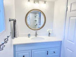 Beautiful cottage with lake access and bonus entertaining space! - Image 2
