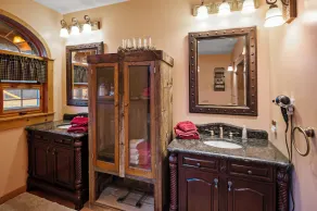 Gorgeous, remote lodge on 100+ acres, 15 min from downtown Indiana - Image 5