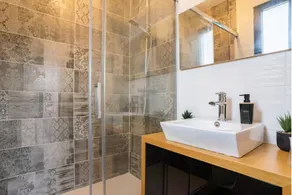 Superb new villa with 6-seater spa - Image 2