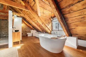 Incredible historic heritage home of 2700 sq ft. Perfect for family gatherings! - Image 4