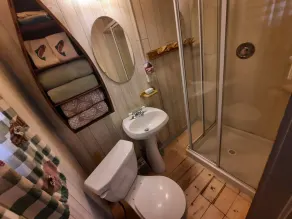 Une petite cabine avec bain à remous à Red Lodge, Montana. - Image 5