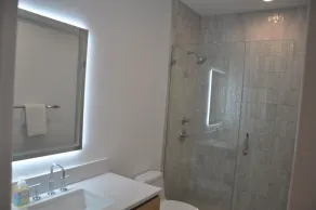 Luxe moderne des Hamptons : Retraite nouvellement conçue avec piscine privée - Image 4