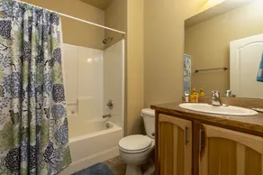 Spacious Western Home on 2 acres in the Pines close to Crater Lake - Image 3