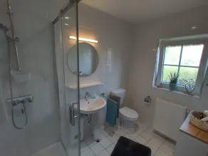 Quiet and central ground floor apartment - Image 2
