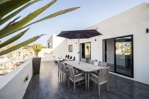 Suite Penthouse Deluxe: jacuzzi, terrazas privadas, impresionantes vistas! - Image 4