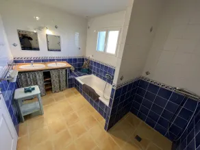 Sea view, jacuzzi, 5 bedrooms, enclosed garden, pets allowed - Image 3