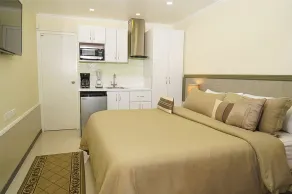 Palm Beach King Bed Suite 5 mins Walkable To The Beach & Marriott Hotel - Image 4