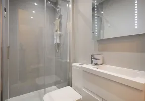An impressive 3-bedroom apartment, sleeping 6 guests, in a fabulous location. - Image 2