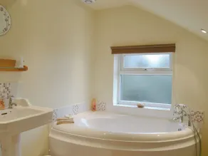 3 bedroom accommodation in Tumby Woodside - Image 2