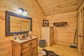 Rustic-Chic Country Cabin - 10 Mi to Main Street! - Image 4