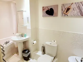 Stylish 2 bedroom apartment close to Windsor town centre - Image 2
