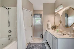 Elegant home in the heart of Westfield Perfect for family gatherings - Image 4