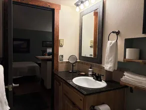 Évadez-vous au studio Sunriver avec bain à remous et connexion Wi-Fi gratuite - Image 4