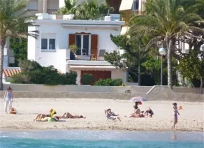 Charming villa  with sunny terraces on the beach - Image 3