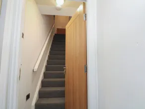 32B Bank Street - Image 2