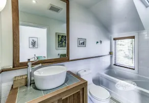 Delightful 4 bedroom 3 bath renovated farmhouse near Creemore - Image 2