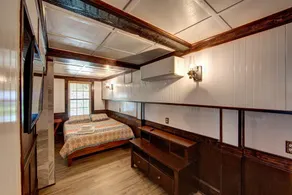 Historic suite with a private hot tub! - Image 4
