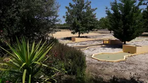 House overlooking the pool, ideal for families. - Image 5