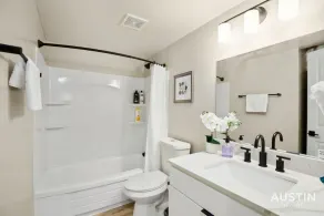 Easy Access to UT Campus! Shared Pool + Parking - Image 2