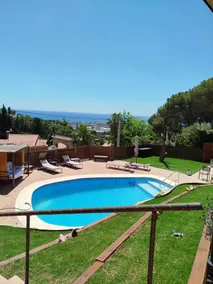 Smuk lejlighed i en villa med pool og have - Image 3