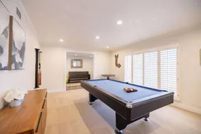 Ny renovering 6 soveværelser 4 bad hjemme. 3 Master Suites med enorme baghave pool !! - Image 2