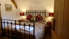 Restored Cotswold barn - The Barn - in the centre of Burford - Image 3