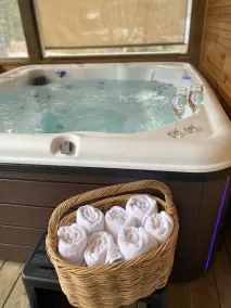 Cozy Chalet, Hot Tub, 25min to N. Conway, 15min to pleasant mountain, Dogs ok - Image 2