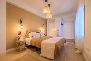 COZY AND SUNNY DETACHED WITH PRIVATE POOL. - Image 4