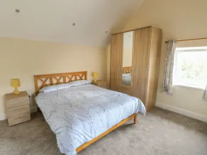 NUTHATCH BARN, pet friendly, character holiday cottage in Pontyclun - Image 4