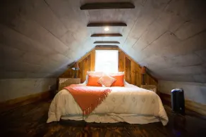 Tranquil Treehouse Cottage, King Bed, River View - Image 5