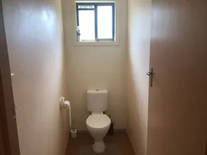 Hazards Homestay, confortable maison privée dans des arbustes et arbres indigènes en fleurs - Image 4