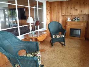 Lakefront sleeps 4-6. MSU events, weddings, golf, close to East Lansing. FISH! - Image 2
