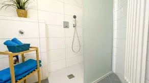 C1.1 - Bright, beachfront apartment with 2 balconies for up to 6 people - - Image 3