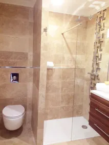 Air-conditioned apartment with large terrace on property with swimming pool - Image 4