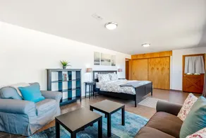 Family-Friendly Home with High-Speed WiFi, Water View, W/D, and Enclosed Yard - Image 5