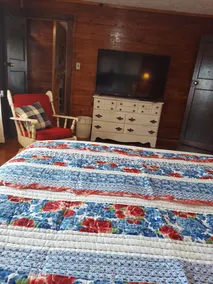 <br>1940's Farmhouse Cottage --Hot Tub! Wi-Fi! No Cleaning Fees!<br> - Image 5