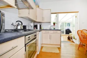 Quite Garden Flat with parking - Image 5